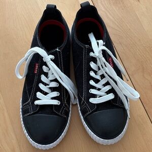 Levi’s Women’s black canvas lace up sneakers. Size 8.5